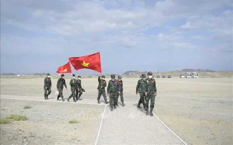 Đội tuyển Hóa học QĐND Việt Nam di chuyển vào thao trường bắn súng. Ảnh: TTXVN.