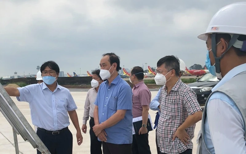Thứ trưởng Lê Đình Thọ kiểm tra hiện trường Dự án cải tạo, nâng cấp đường Cất hạ cánh CHK QT Tân Sơn Nhất. Ảnh: Bộ Giao thông vận tải