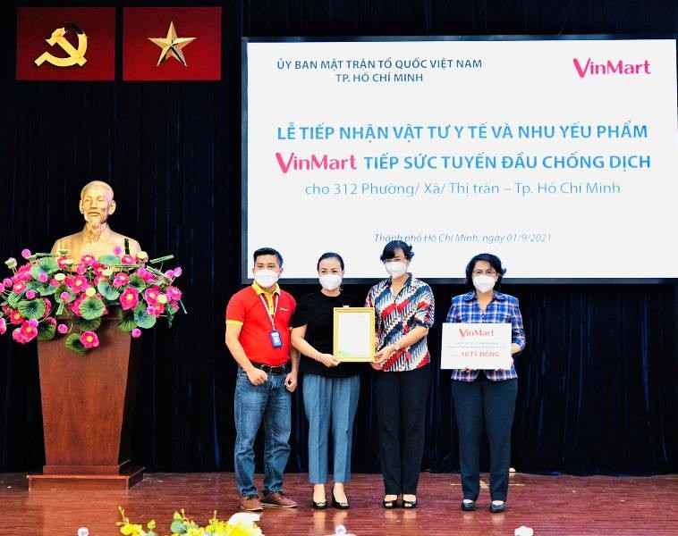 Bà Phan Thị Thắng, Uỷ viên Ban Thường vụ Thành uỷ, Phó Chủ tịch UBND Thành phố Hồ Chí Minh (thứ 2 từ phải qua) tiếp nhận tài trợ từ đại diện siêu thị Vinmart.