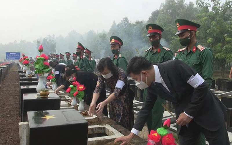 Lãnh đạo tỉnh Bình Phước đặt hài cốt liệt sĩ vào các phần mộ tại Nghĩa trang Liệt sĩ tỉnh.