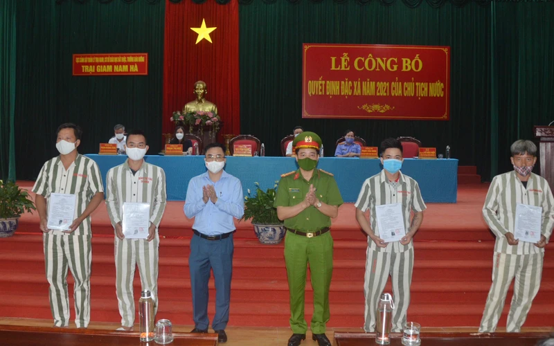 Đồng chí Bùi Văn Hoàng, Phó Chủ tịch HĐND tỉnh Hà Nam trao Quyết định đặc xá cho các phạm nhân.