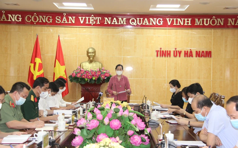 Đồng chí Lê Thị Thủy, Bí thư Tỉnh ủy, Trưởng Ban phòng, chống dịch tỉnh Hà Nam phát biểu chỉ đạo tại hội nghị.