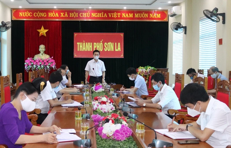 Thành phố Sơn La họp bàn tháo gỡ khó khăn đẩy nhanh tiến độ giải phóng mặt bằng dự án chỉnh trang đô thị đường Điện Biên.