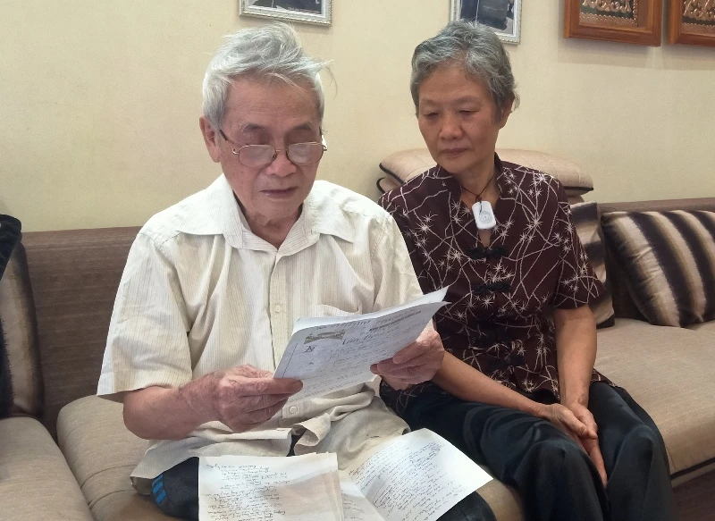 Những ngày này, ông La Văn Tần thường cùng vợ đọc lại những trang nhật ký về ngày Quốc khánh 2/9.