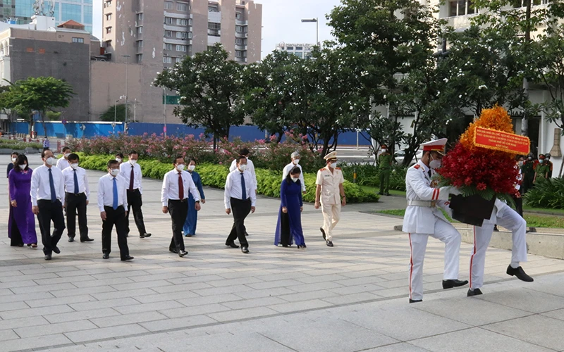 Đoàn đại biểu TP Hồ Chí Minh dâng hoa tại Công viên tượng đài Chủ tịch Hồ Chí Minh.