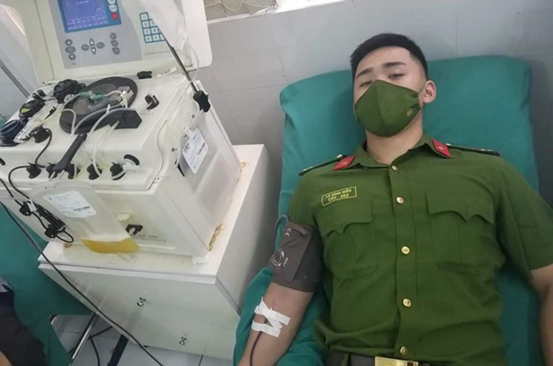 Chiến sĩ Công an Lê Đình Hiếu xung phong hiến máu cứu người.
