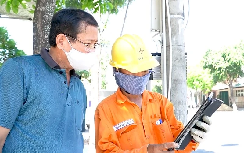 Thực hiện cấp điện cho hộ gia đình ông Huỳnh Ngọc Dũng ở tổ 6, phường Trần Phú, TP Quảng Ngãi