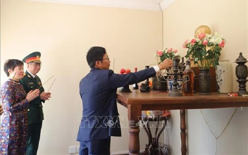 Đại sứ Hoàng Văn Lợi dâng hương lên ban thờ Chủ tịch Hồ Chí Minh. (Ảnh: TTXVN)