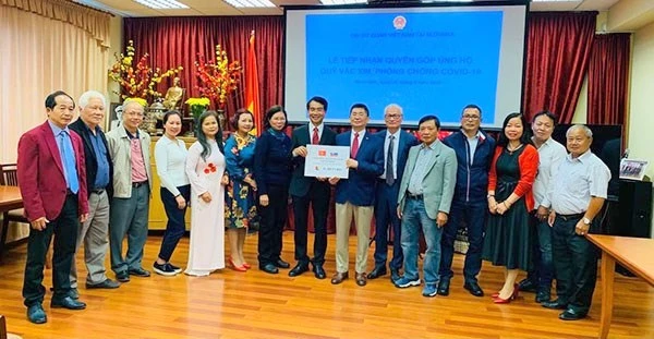 Lễ tiếp nhận đóng góp của cộng đồng người Việt Nam trên toàn Slovakia ủng hộ Quỹ Vaccine phòng chống Covid-19. (Ảnh: Đại sứ quán Việt Nam tại Slovakia).