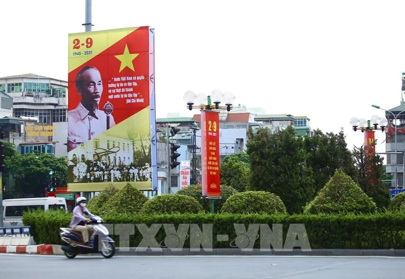 Pano cỡ lớn chào mừng 76 năm Quốc khánh 2/9 tại Hà Nội. (Ảnh: TTXVN)