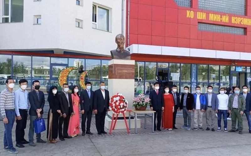 Đoàn đại biểu Đại sứ quán Việt Nam tại Mông Cổ, đại diện Hội người Việt Nam tại Mông Cổ, Hội Hữu nghị Mông Cổ - Việt Nam chụp ảnh tại Tượng đài Chủ tịch Hồ Chí Minh.