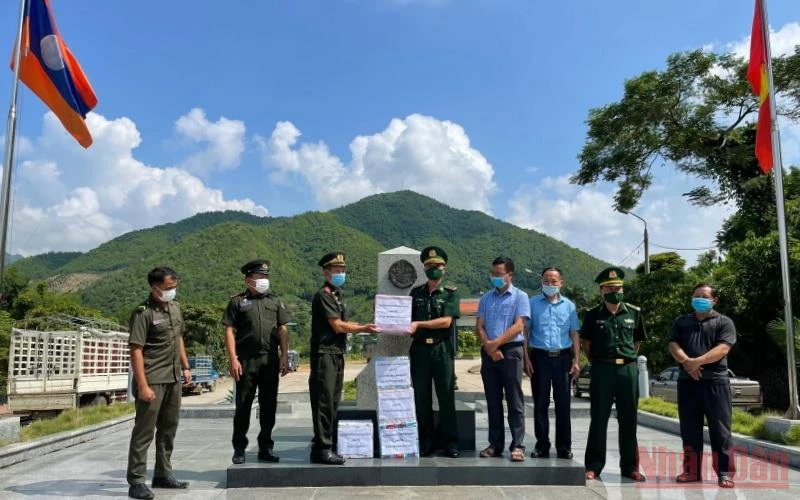 Lãnh đạo Đồn Biên phòng Cửa khẩu Chiềng Khương đón nhận quà chúc mừng của Đại đội 212 tại cột mốc 207.