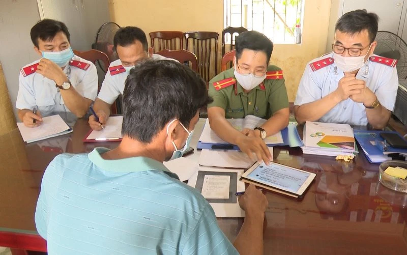 Cơ quan chức năng tỉnh Thái Bình làm việc với người đăng tải thông tin sai sự thật, chiều 2/9.