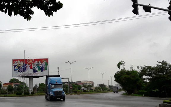 Phương tiện lưu hành qua nga tư Quốc lộ 1A, giao với Đường vành đai phía tây, đường nội thị thuộc thôn Thịnh Hùng, phường Quảng Thịnh, thành phố Thanh Hóa.
