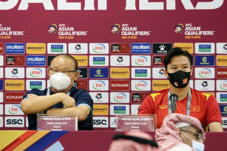 HLV Park Hang Seo và đội trưởng Quế Ngọc Hải tham dự buổi họp báo trước trận đấu. (Ảnh: VFF)