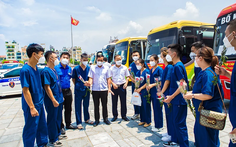 Lãnh đạo tỉnh Bắc Giang chia tay đoàn cán bộ y tế lên đường vào tỉnh Đồng Tháp chi viện chống dịch Covid-19. Ảnh: Đặng Giang