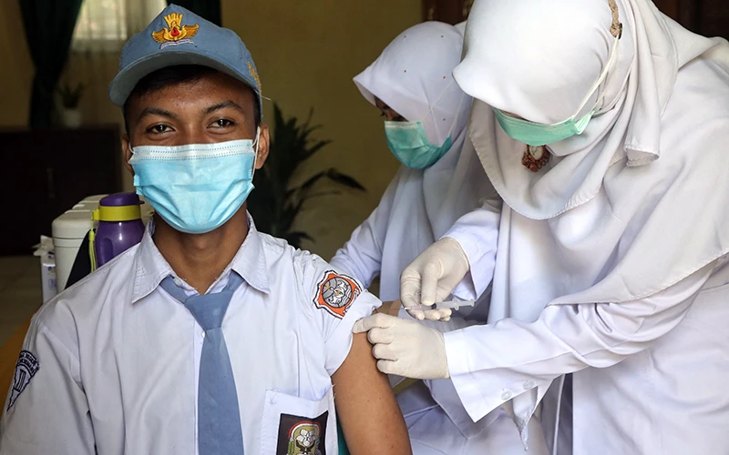Tiêm vắc-xin ngừa Covid-19 cho trẻ vị thành niên tại Aceh (Indonesia). Ảnh AFP