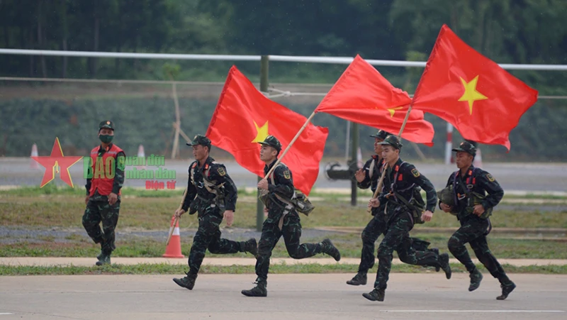 Đội tuyển Việt Nam thi đấu sáng ngày Quốc khánh 2/9 tại Trung tâm Huấn luyện quân sự quốc gia 4 (Miếu Môn). Ảnh: Báo Quân đội nhân dân