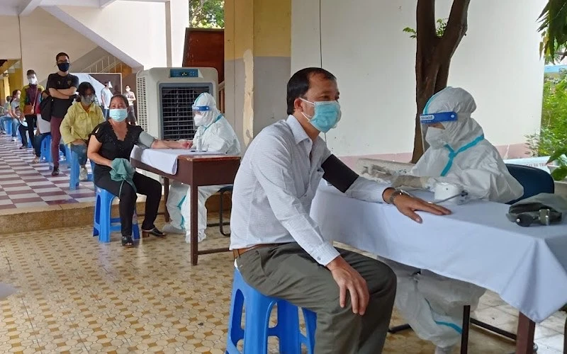 Khám sàng lọc trước khi tiêm vaccine ngừa Covid-19 tại Trường trung học phổ thông Nguyễn Thượng Hiền, quận Tân Bình (TP Hồ Chí Minh).