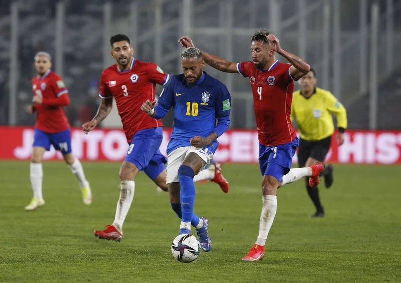 Các cầu thủ Chile thi đấu quả cảm trước một Brazil hùng mạnh. (Ảnh: Reuters)