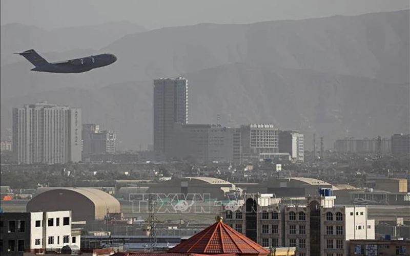 Một máy bay cất cánh từ sân bay ở thủ đô Kabul, Afghanistan ngày 27/8/2021. (Ảnh: AFP/TTXVN)