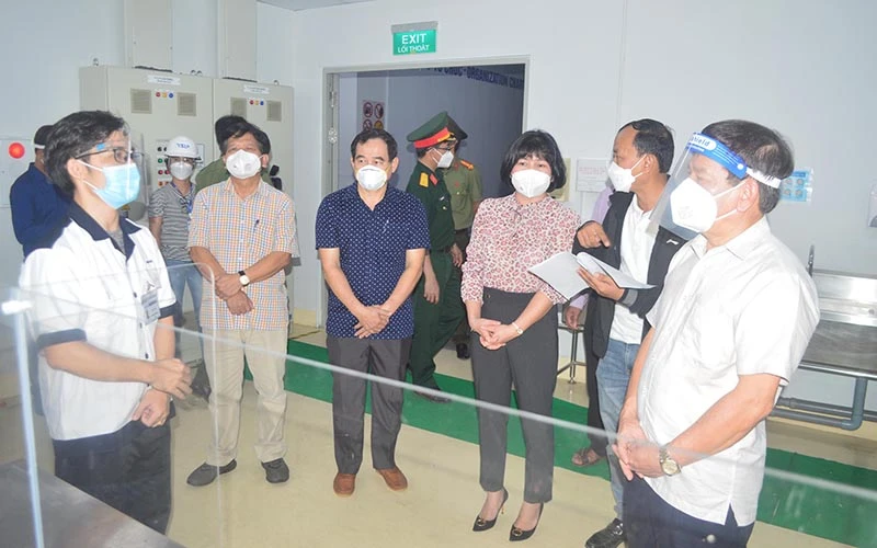 Chủ tịch Ủy ban nhân dân tỉnh Quảng Ngãi Đặng Văn Minh (đứng bên phải) kiểm tra công tác phòng, chống dịch tại Công ty TNHH Hoya Lens. 