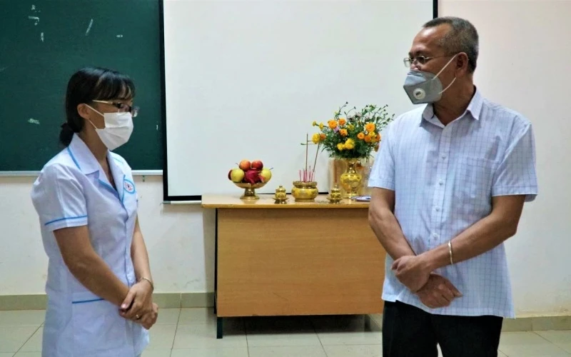 Giám đốc Sở Y tế tỉnh Đắk Lắk, Bác sĩ Chuyên khoa II Nay Phi La thăm hỏi, động viên nữ điều dưỡng Trần Thị Hương tại khu cách ly.