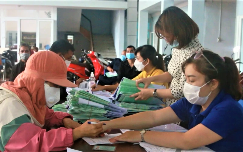 Người lao động đến làm thủ tục hưởng chế độ bảo hiểm thất nghiệp tại Trung tâm dịch vụ việc làm tỉnh Đắk Lắk.