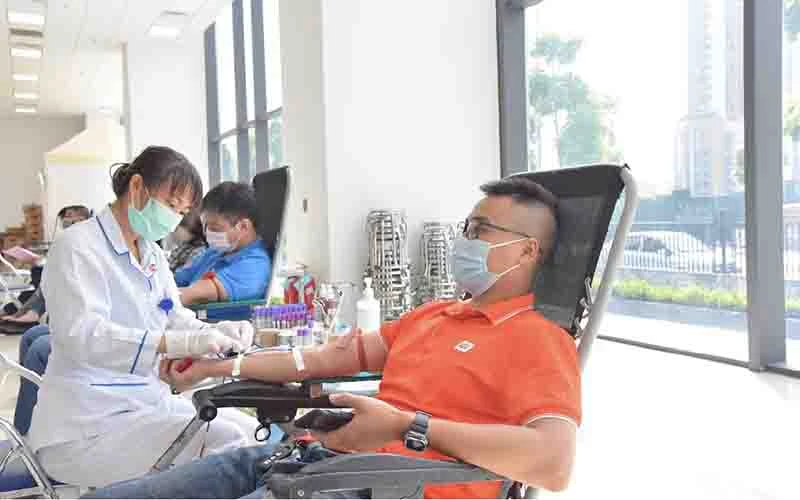 Cán bộ, nhân viên FPT tham gia hiến máu.