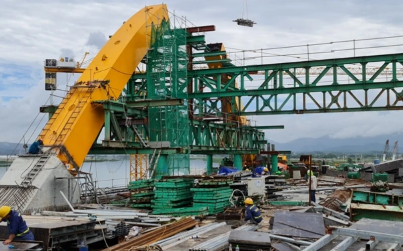 Công trình Cầu Cửa Lục 1 đang được đẩy nhanh tiến độ thi công, phấn đấu hoàn thành vào cuối năm 2021.