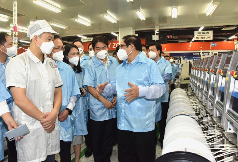 Thủ tướng Phạm Minh Chính thăm làm việc tại Công ty TNHH Samsung Electronics Việt Nam Thái Nguyên. (Ảnh: TRẦN HẢI)