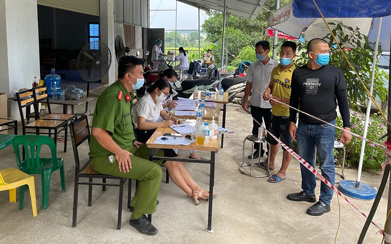 Người dân khai báo y tế tại chốt kiểm dịch thành phố Hòa Bình.