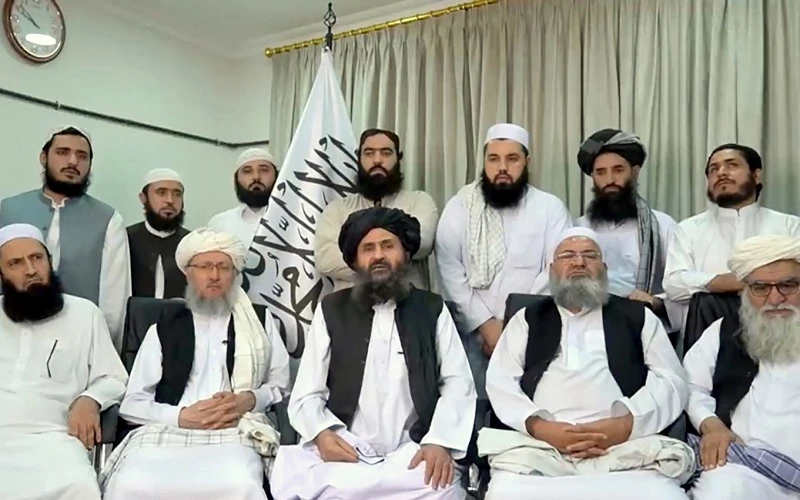 Lãnh đạo cấp cao và các quan chức Taliban trong một cuộc họp báo qua video ngày 16/8/2021. (Ảnh: Reuters)