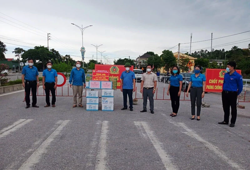 Các tổ chức mặt trận, đoàn thể đồng hành cùng lực lượng tuyến đầu trong những ngày thị xã Hồng Lĩnh thực hiện Chỉ thị 16.