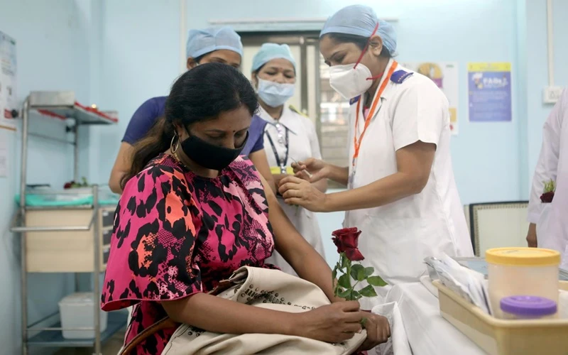 Tiêm vaccine ngừa Covid-19 tại một trung tâm tiêm chủng ở Mumbai, Ấn Độ. (Ảnh: Reuters)