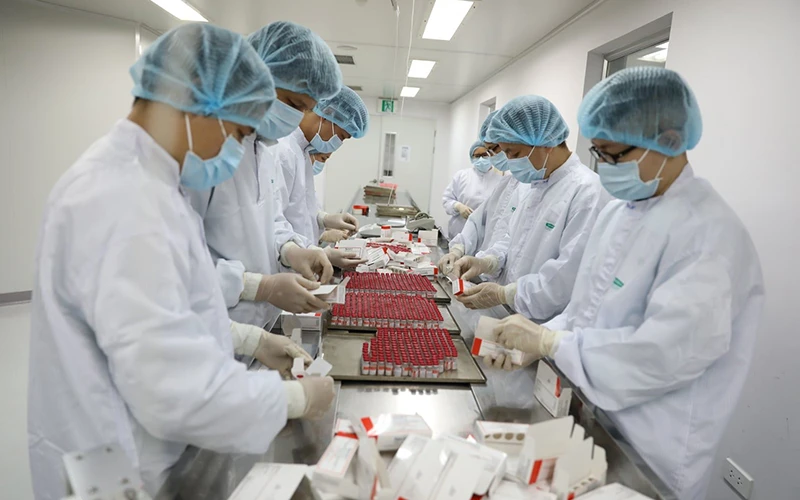 Gia công, đóng ống vắc-xin Sputnik V của Nga tại Công ty Vabiotech (Việt Nam).Ảnh: VABIOTECH