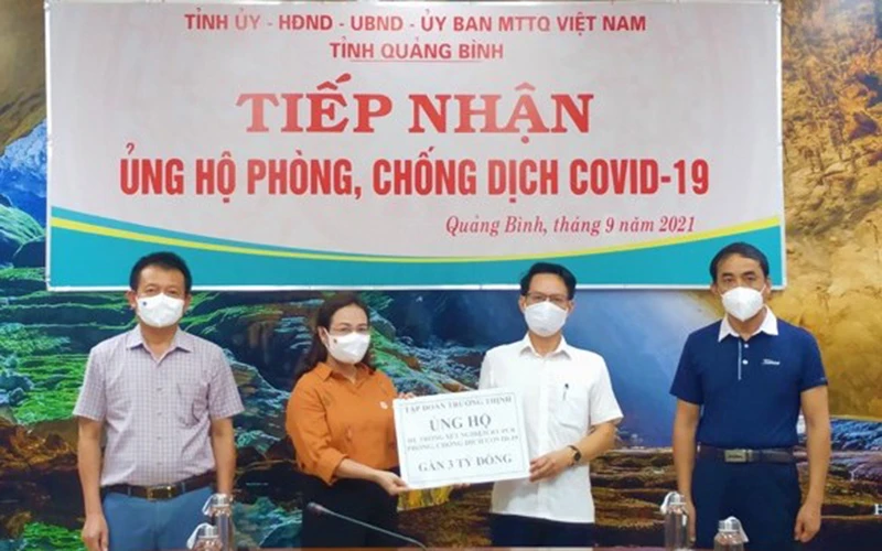 Đại diện Tập đoàn Trường Thịnh (bên phải ảnh) hỗ trợ 1 hệ thống máy xét nghiệm SARS-CoV-2 cho tỉnh Quảng Bình.