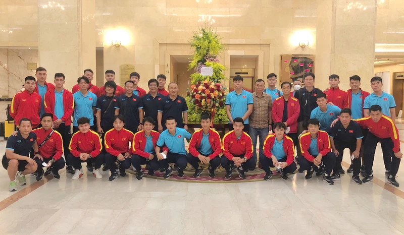 Đội tuyển Việt Nam có mặt tại khách sạn ở Hà Nội đêm 3/9. (Ảnh: VFF)