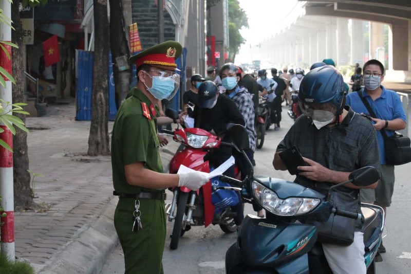 Lực lượng liên ngành kiểm tra việc đi lại của người dân tại chốt kiểm soát dịch trên đường Cầu Diễn.