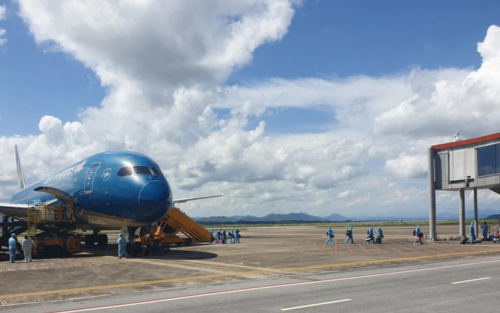 Chuyến bay VN 5311 đưa 297 công dân có "hộ chiếu vaccine" hạ cánh xuống sân bay Vân Đồn, Quảng Ninh.
