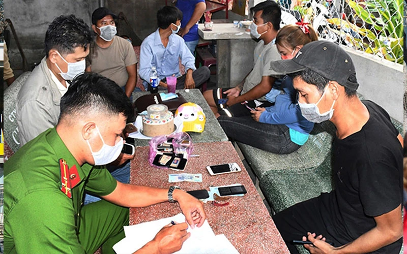 Công an TP Trà Vinh (tỉnh Trà Vinh) lập biên bản vụ 17 người tụ tập đánh bạc ở phường 5 trong thời điểm dịch bệnh phức tạp. Ảnh: Hồ Giang