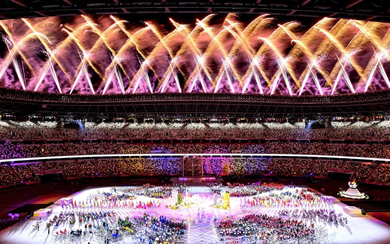 Pháo hoa rực sáng sân vận động Olympic trong lễ bế mạc Paralympic Tokyo 2020. (Ảnh: Getty Images)