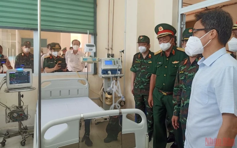 Phó Thủ tướng Vũ Đức Đam (áo trắng bên phải) thăm một phòng điều trị bệnh nhân Covid-19 tại Bệnh viện dã chiến truyền nhiễm 5G. (Ảnh: CTV)