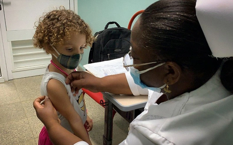 Em bé ở Cuba được tiêm vắc-xin ngừa Covid-19.