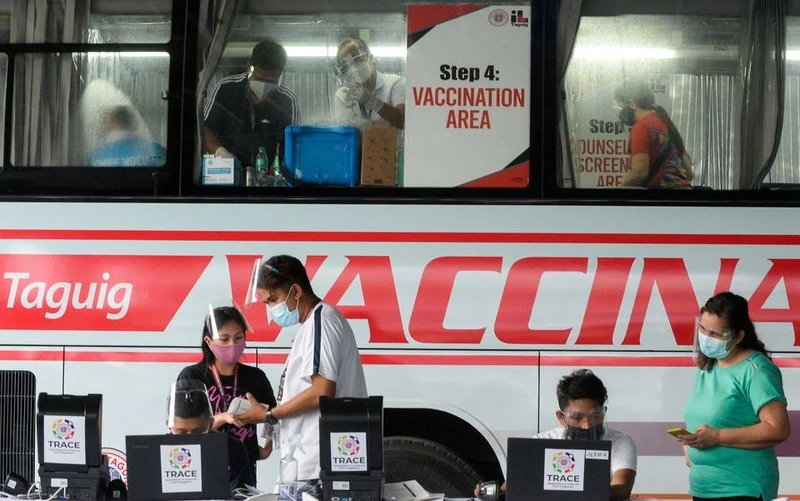 Tiêm ngừa Covid-19 tại một điểm tiêm chủng lưu động ở Taguig, Manila, Philippines, ngày 21/5/2021. (Ảnh: Reuters)