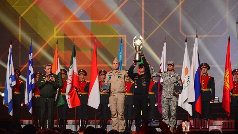 Đại tướng Valery Gerasimov, Tổng Tham mưu trưởng các Lực lượng vũ trang Liên bang Nga trao cúp Chiến thắng của Army Games 2021 cho đại diện Đoàn Liên bang Nga. Ảnh: TRỊNH DŨNG