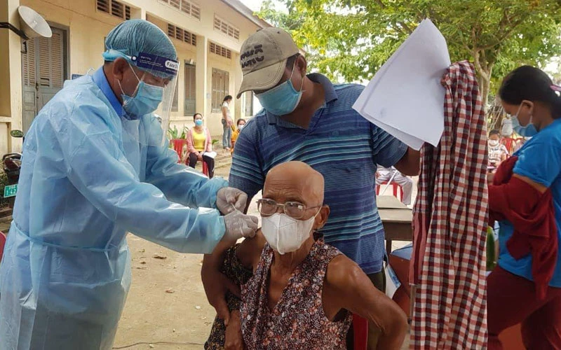 Tiêm vaccine ngừa Covid-19 cho người cao tuổi tại tỉnh Prey Veng, Campuchia (Ảnh: Fresh News).