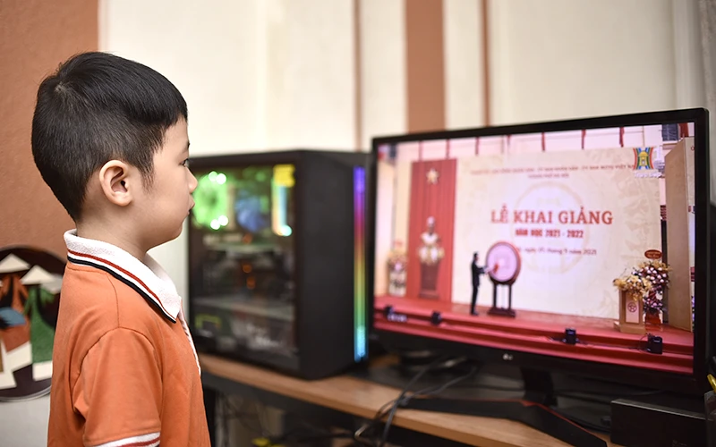 Học sinh lớp 2A, trường tiểu học Tô Hoàng, quận Hai Bà Trưng (Hà Nội) dự lễ khai giảng trực tuyến. (Ảnh: Minh Duy)