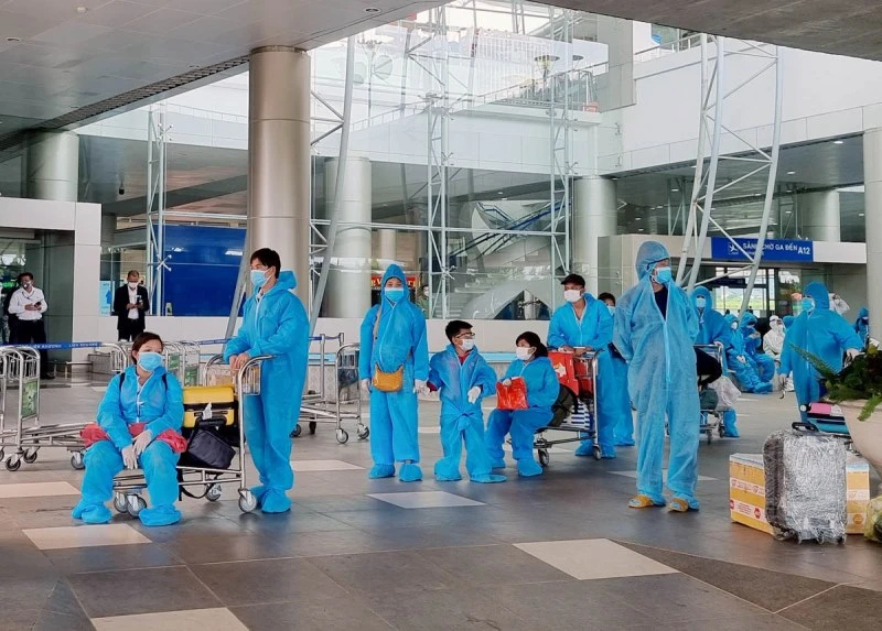 Thai phụ và thân nhân được đón về Lâm Đồng bằng đường hàng không, ngày 4/9.