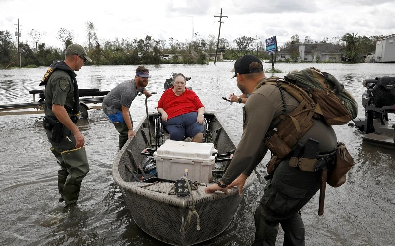 Nhân viên cứu hộ giúp sơ tán người dân sau khi bão Ida đổ bộ vào Laplace, Louisiana, Mỹ, ngày 30/8/2021. (Ảnh: Reuters)